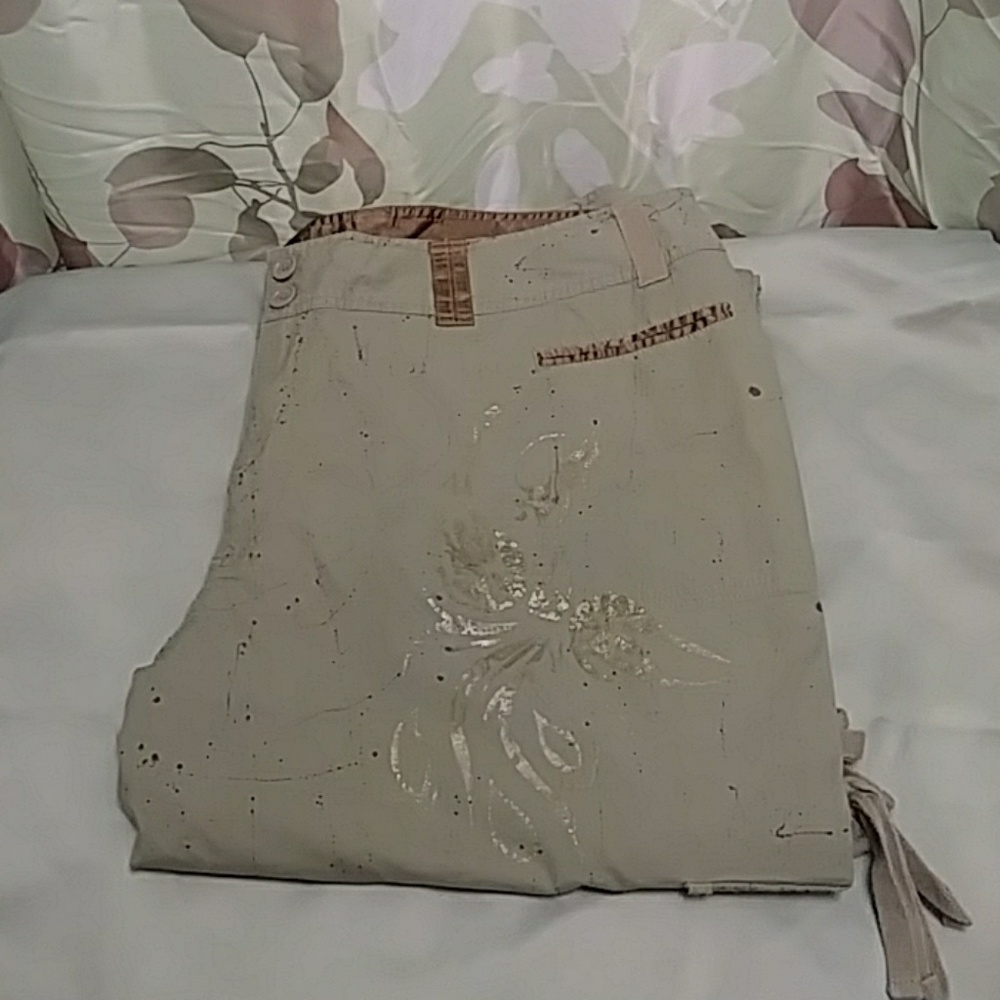 Women's light hunter green cargo pants by Venezia